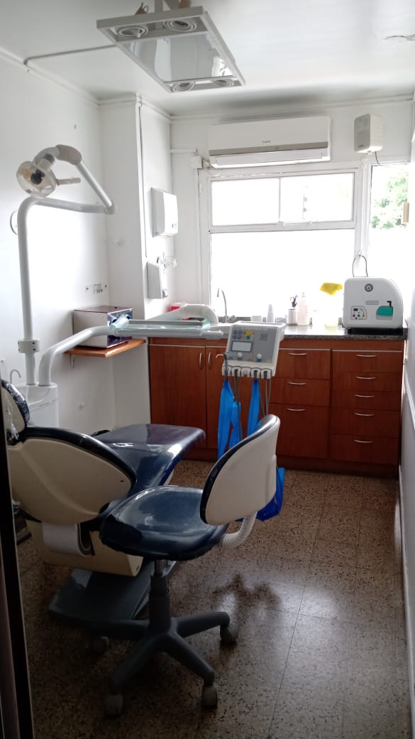 Interior del consultorio odontológico equipado con sillón y aparatología