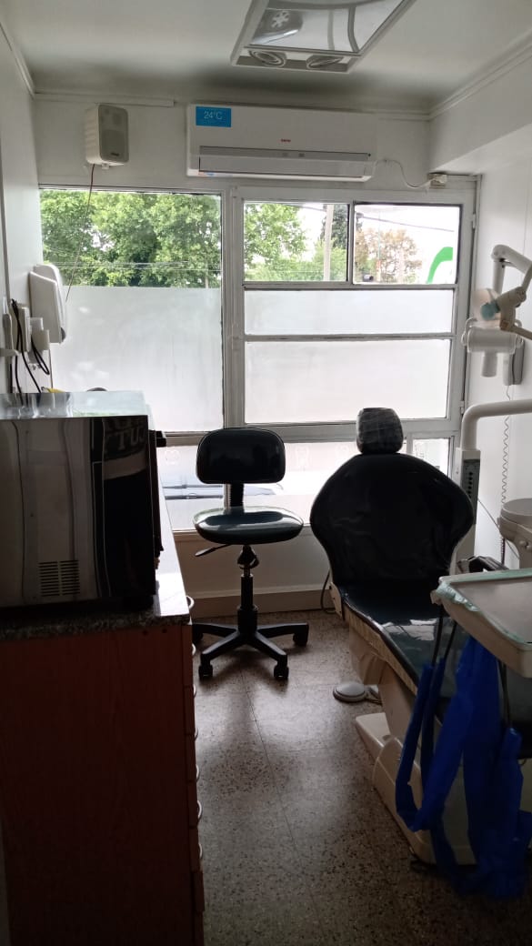 Consultorio odontológico equipado con sillón ergonómico e iluminación quirúrgica de precisión