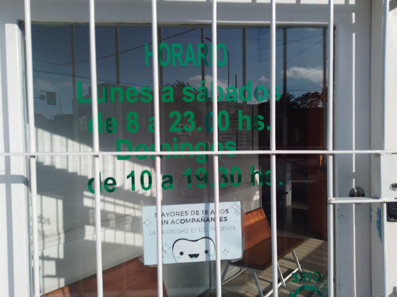 Cartel con el horario de atención del consultorio en la puerta de acceso